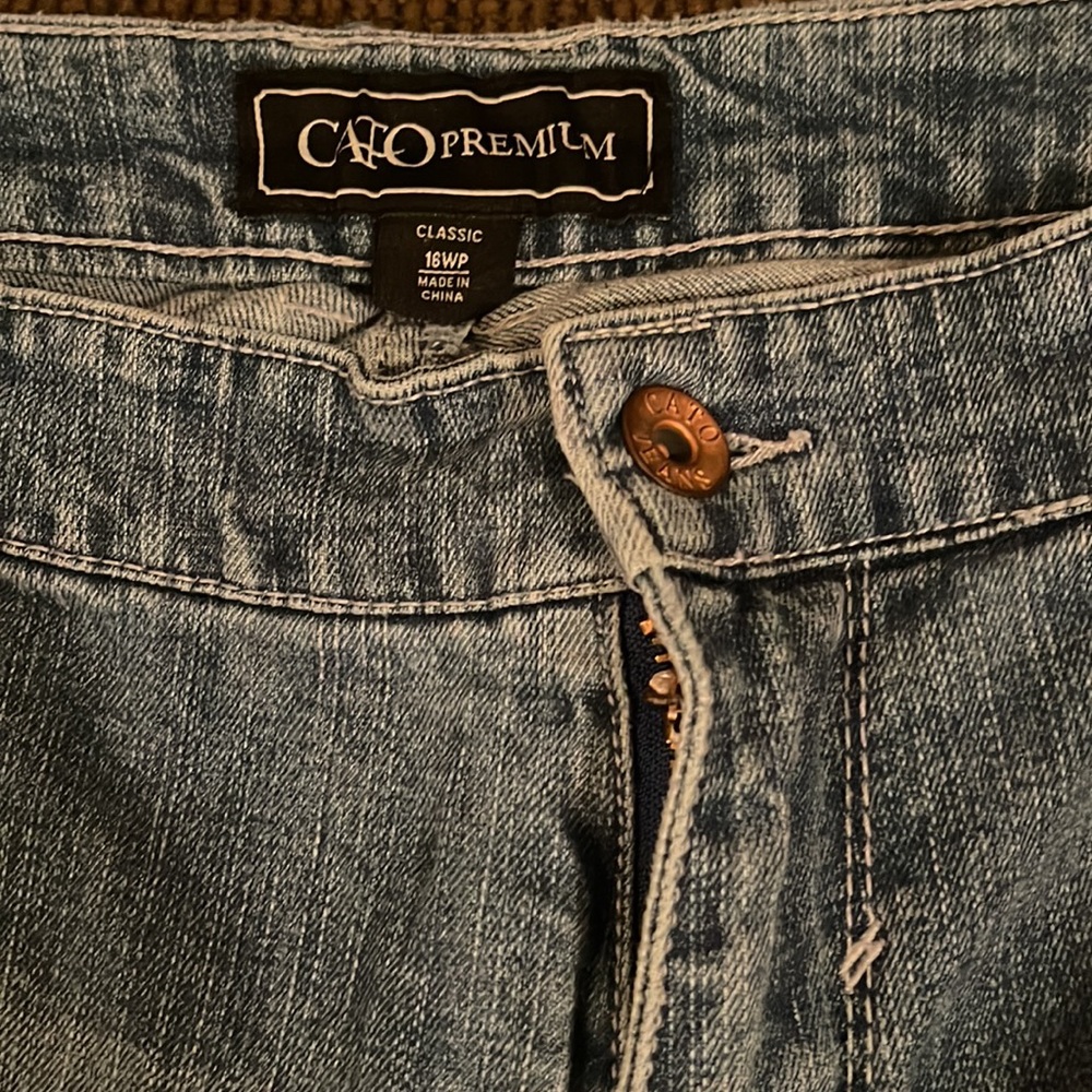 Classic Denim Ripped Jeans - Picture 4 of 7